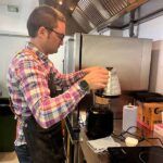 Diego-Mosquera-elaborando-bebidas-vegetales